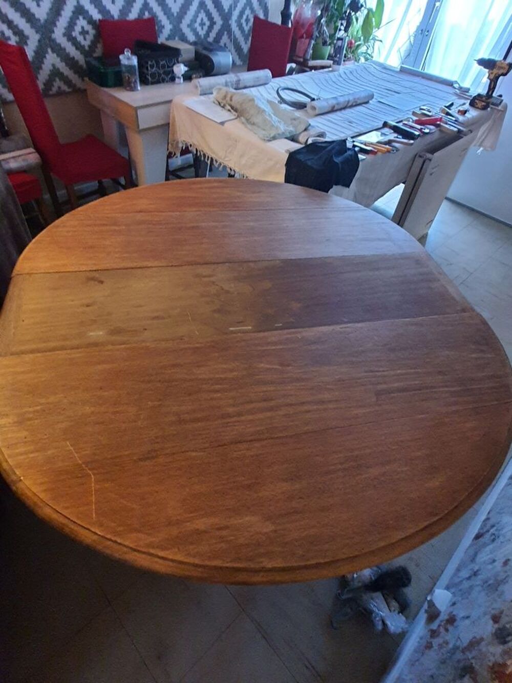 Table en ch&ecirc;ne extensible 4/16 personnes, sur roulettes. Meubles