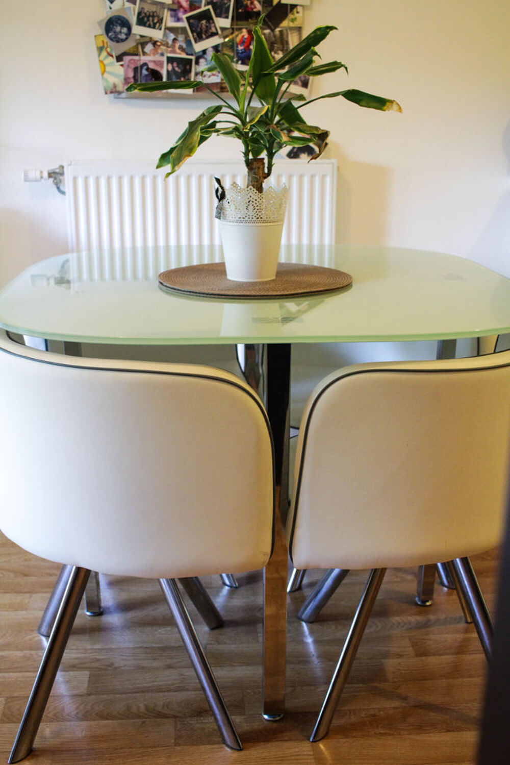Table &agrave; manger et ses 4 chaises Meubles