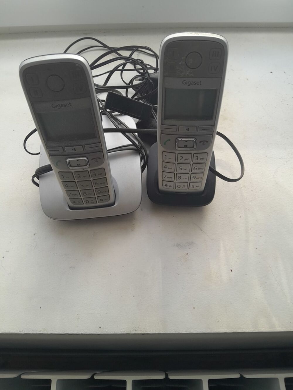 Deux T&eacute;l&eacute;phones sans fil Gigaset gris Téléphones et tablettes