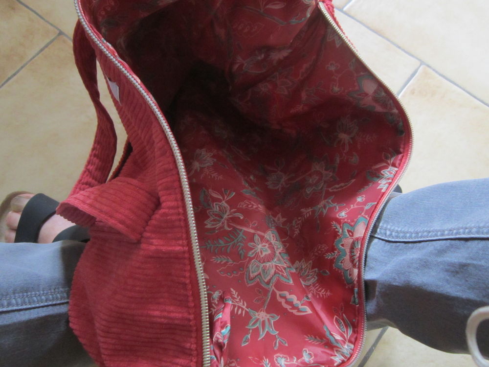 Un sac en velours c&ocirc;tel&eacute; rouge Maroquinerie