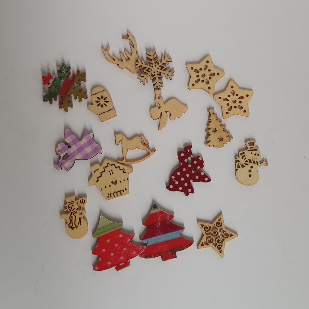 Lot de 16 petits sujets de noel en bois brut ou d&eacute;cor&eacute; pour Décoration