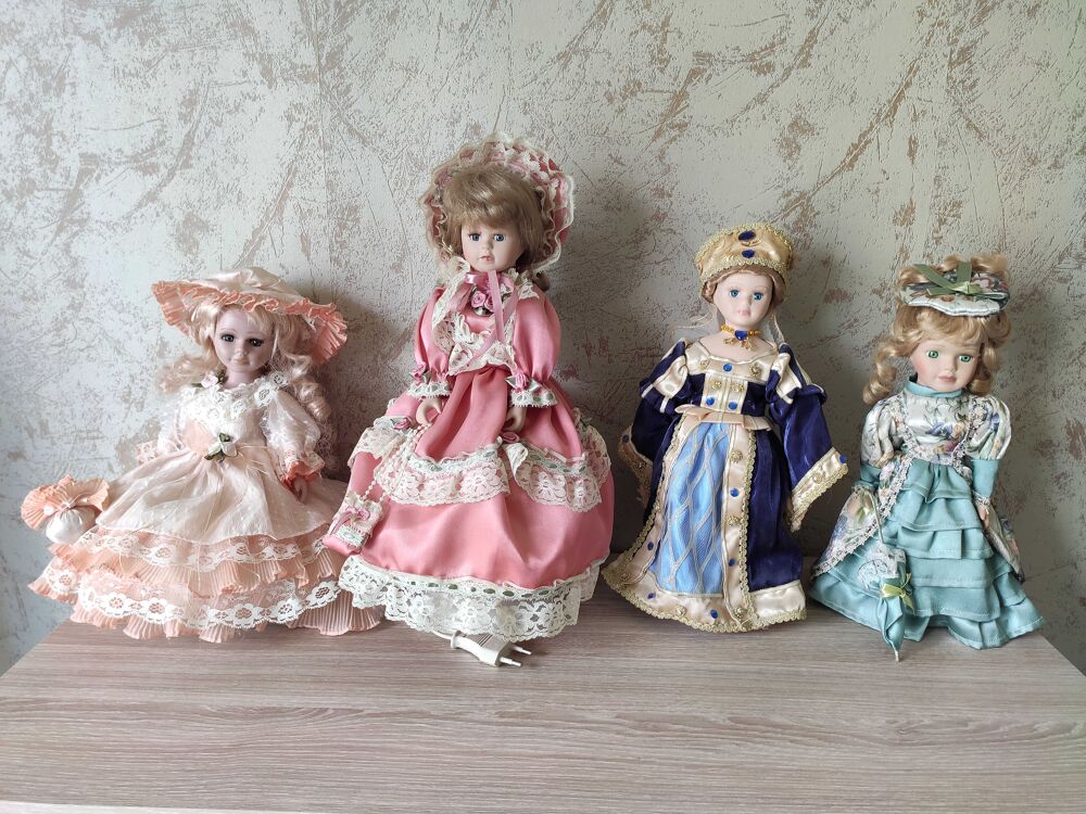 Poup&eacute;es en porcelaine 
