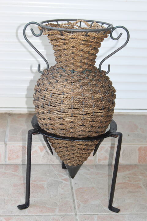 Amphore avec support en fer forg� 10 Montigny-Lencoup (77)