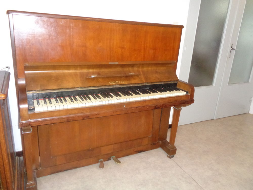 Piano droit Normelle Instruments de musique