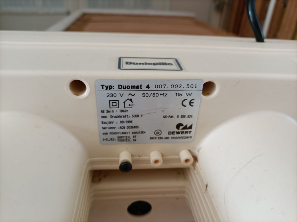lit m&eacute;canis&eacute; Dunlopillo avec matelas et deux t&eacute;l&eacute;commandes Meubles