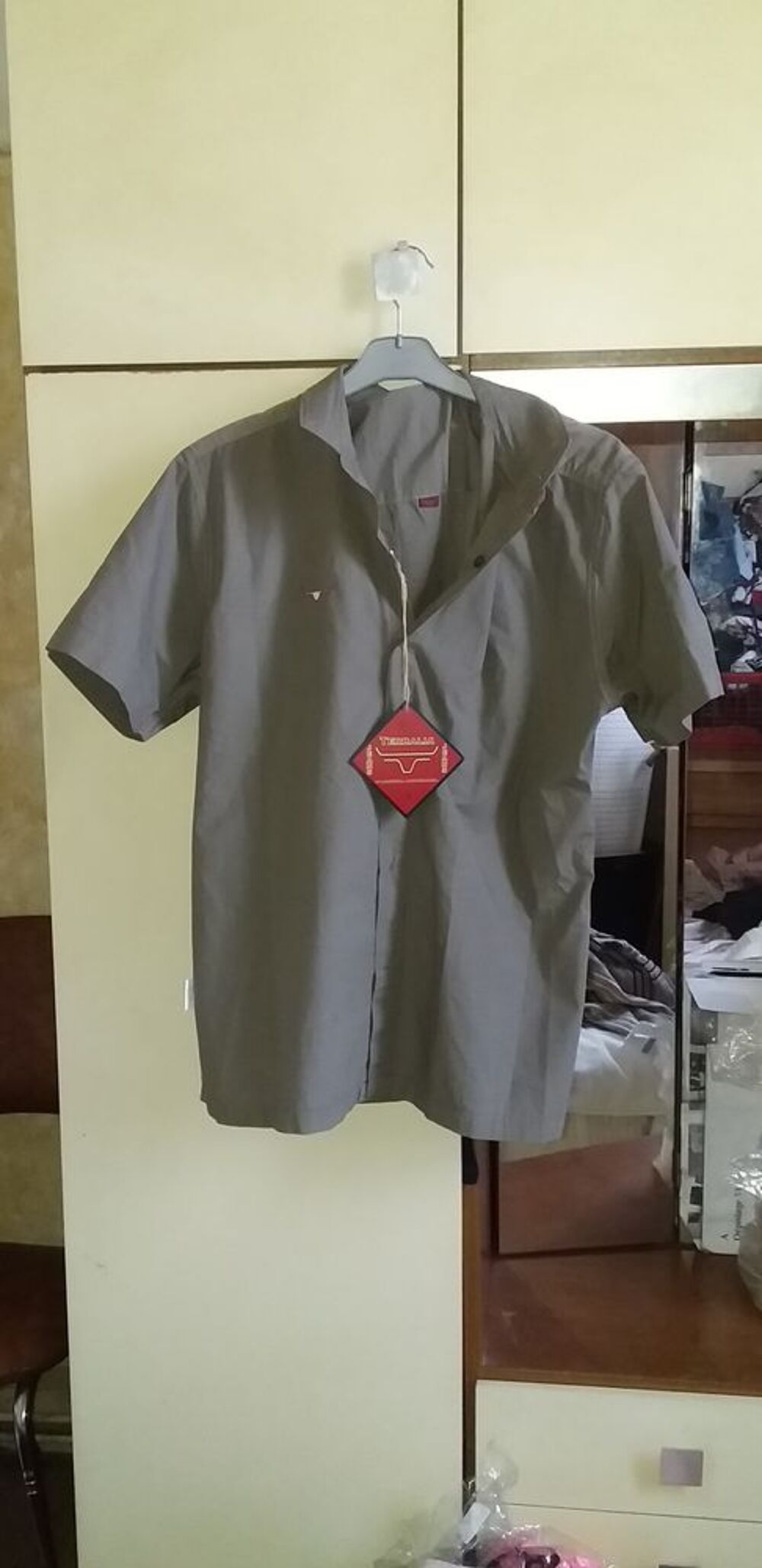 Chemise Terralia t44 8€ Vêtements