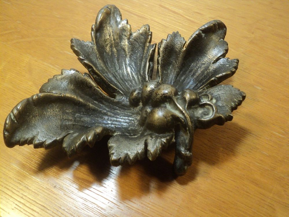 Ancien Cendrier en Bronze Feuille de Vigne Raisin. Décoration