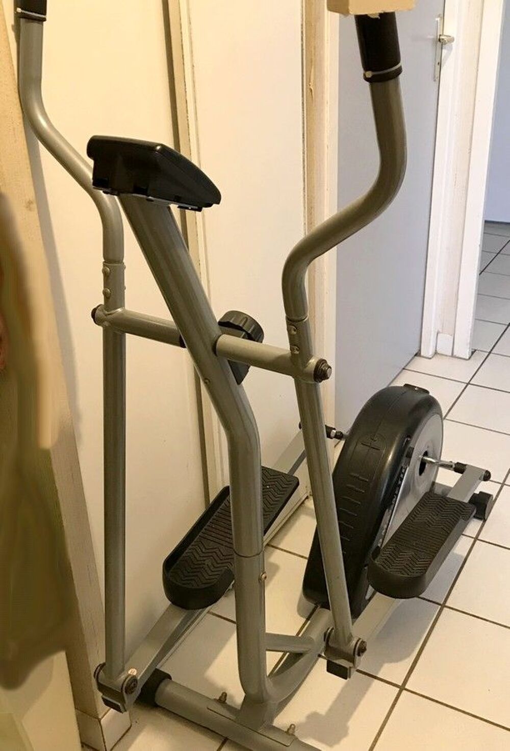 V&eacute;lo elliptique magn&eacute;tique. Sports