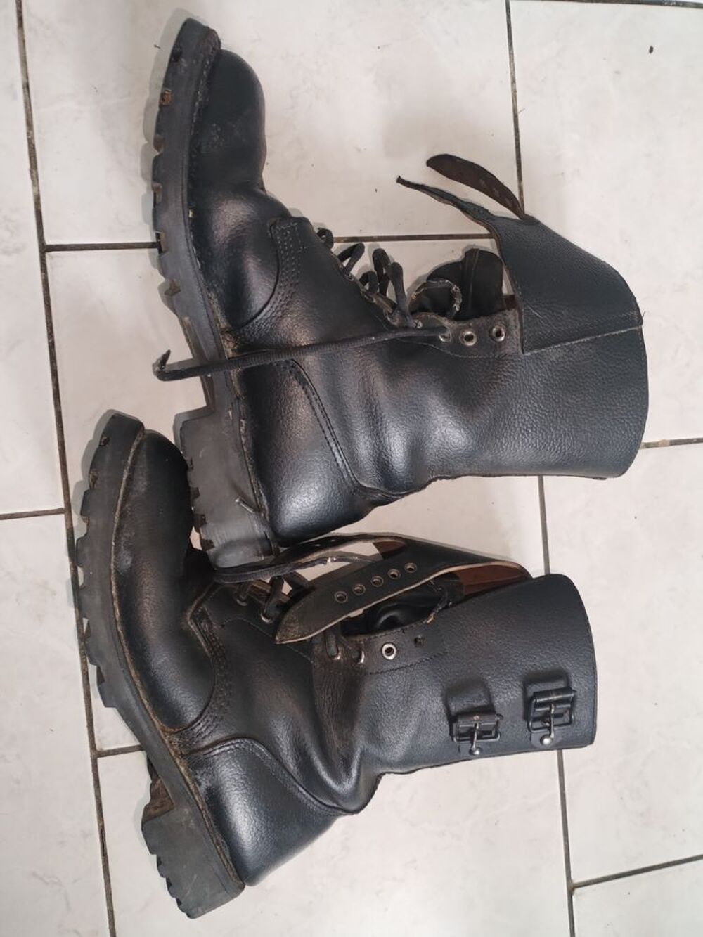 Paire de rangers cuir v&eacute;ritable noire (Taille 41) Chaussures