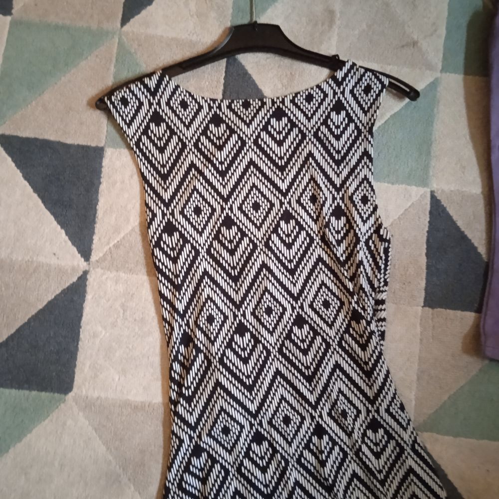 Robe sans manches marque mosquitos T 38 motifs g&eacute;om&eacute;triques Vêtements