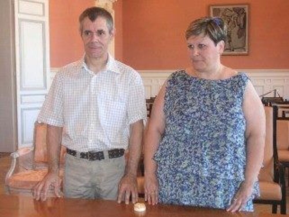   COUPLE CHERCHE GARDIENNAGE LOCAUX MAIRIE OU PARTICULIERS. 