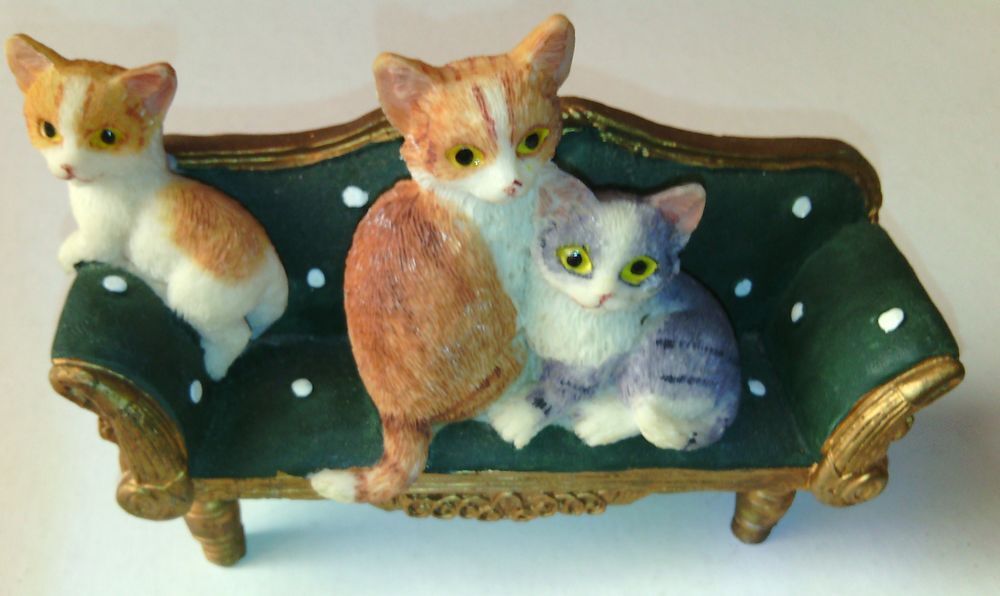 3 chats de collection ( N&deg;7) sur un fauteuil 