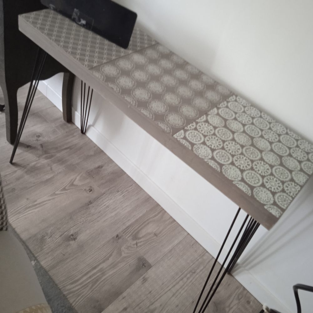 Petite console type scandinave plateau motifs marron, 70 de Meubles