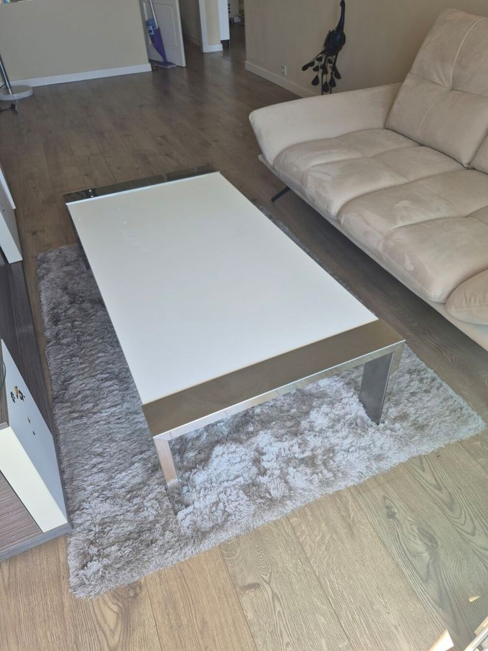 cette table de salon avec plateau blanc Meubles