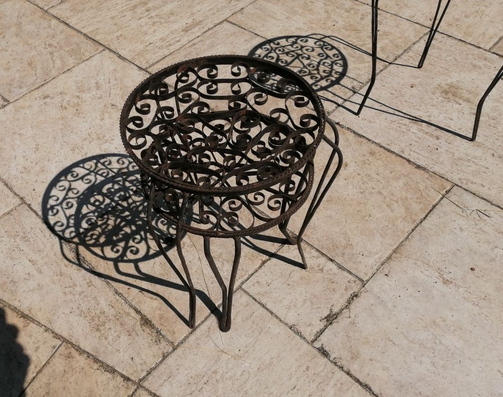 Tables basses, fer forg&eacute;, tripodes: 3 Meubles