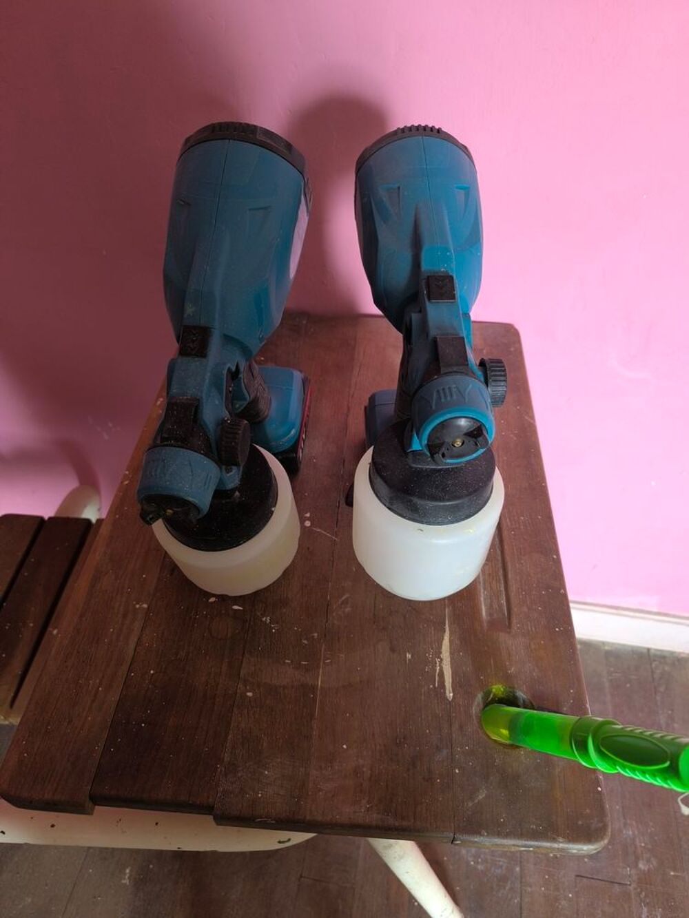 80€ deux pistolet &agrave; peinture Décoration