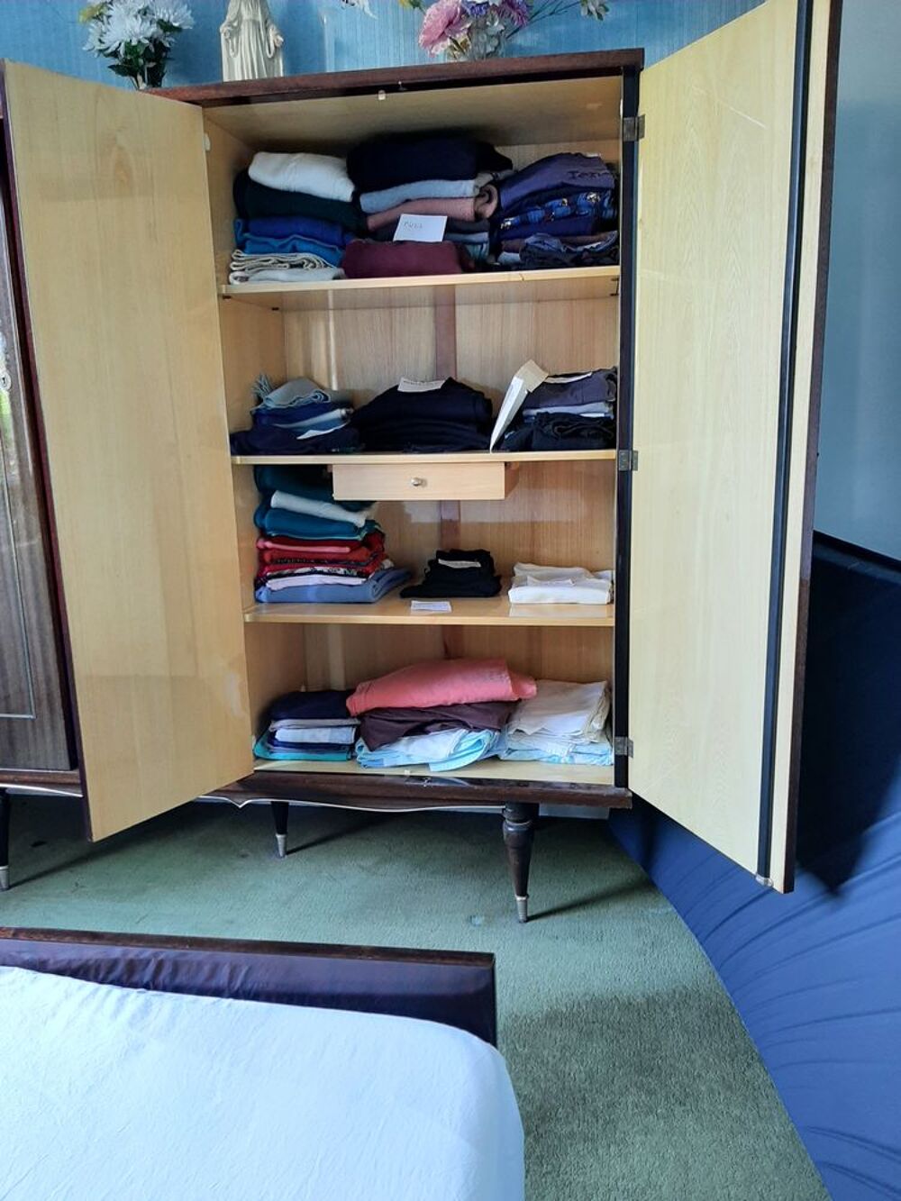 ARMOIRE - LIT en 140 -- Couette - Table commode incorpor&eacute;e Meubles