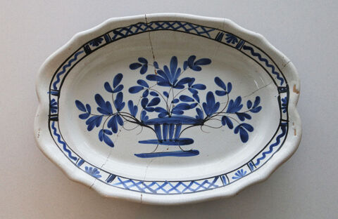 PLAT en Faence Cul Noir ROUEN 38 Fillinges (74)