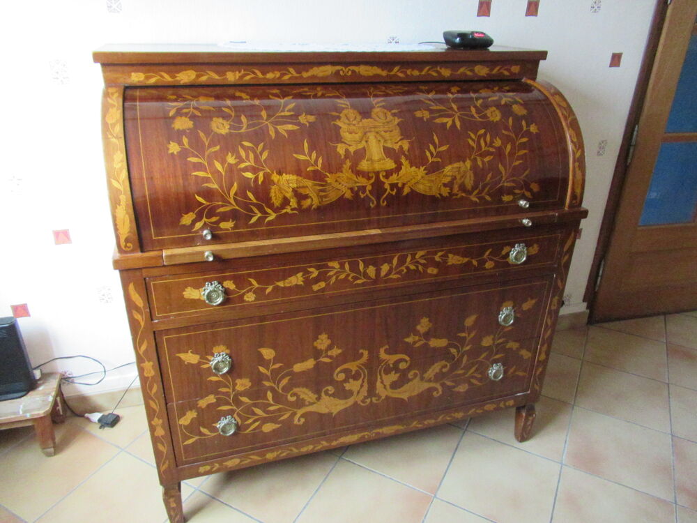 BUREAU Hollandais cylindre. 
Meubles