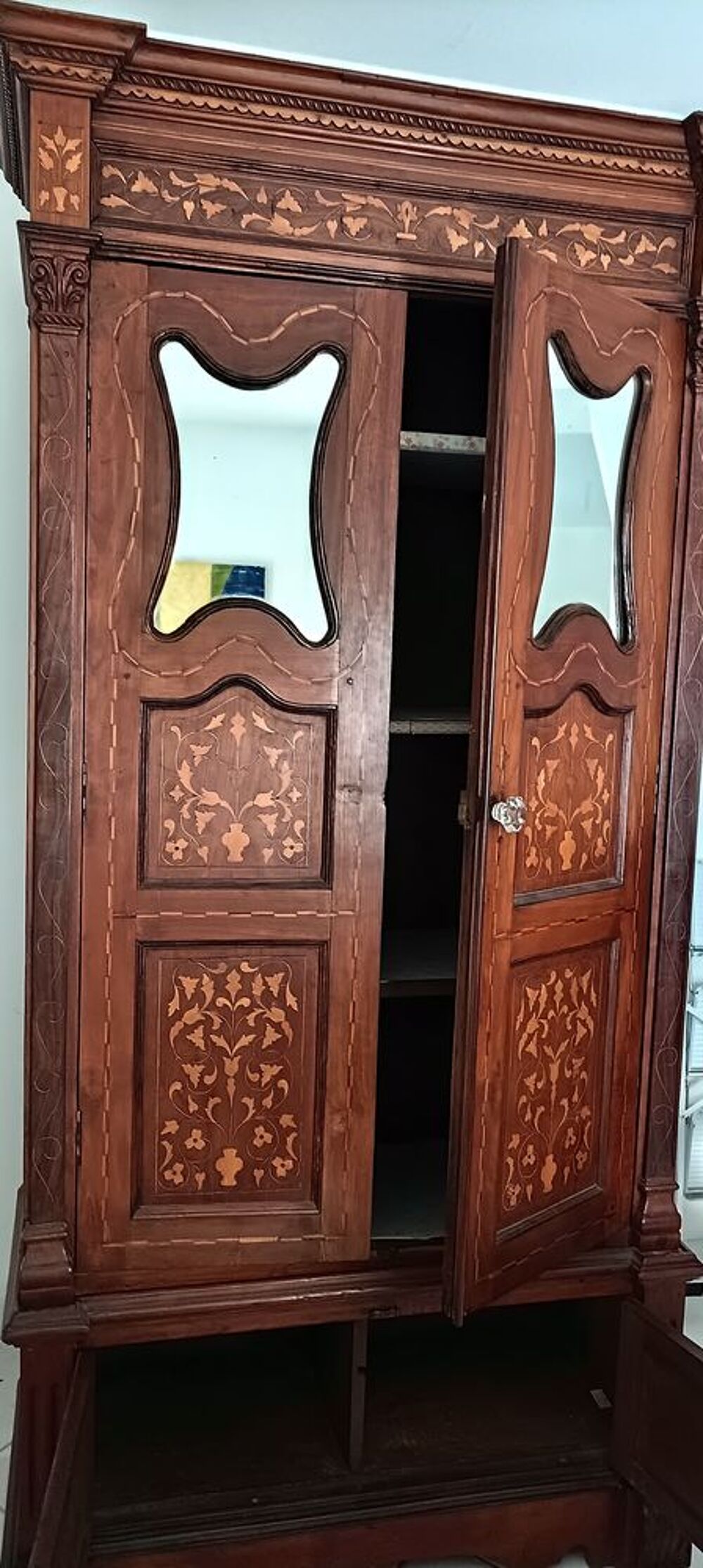 Armoire teck fin 19e si&egrave;cle. Moulures et marqueterie. 220€ Meubles