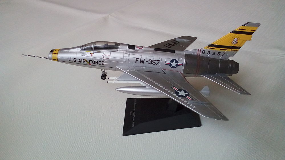 un lot h&eacute;licopt&egrave;re et un avion au 1/72 en tr&egrave;s bon &eacute;tats . 