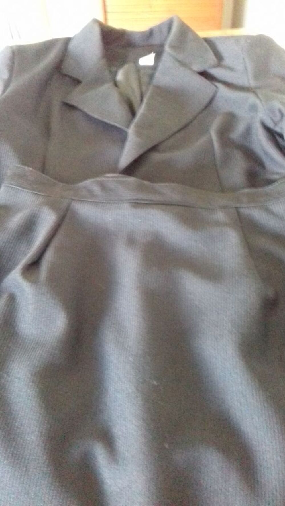 tailleur jupe noir polyester + veste bleu marine 80% laine Vtements