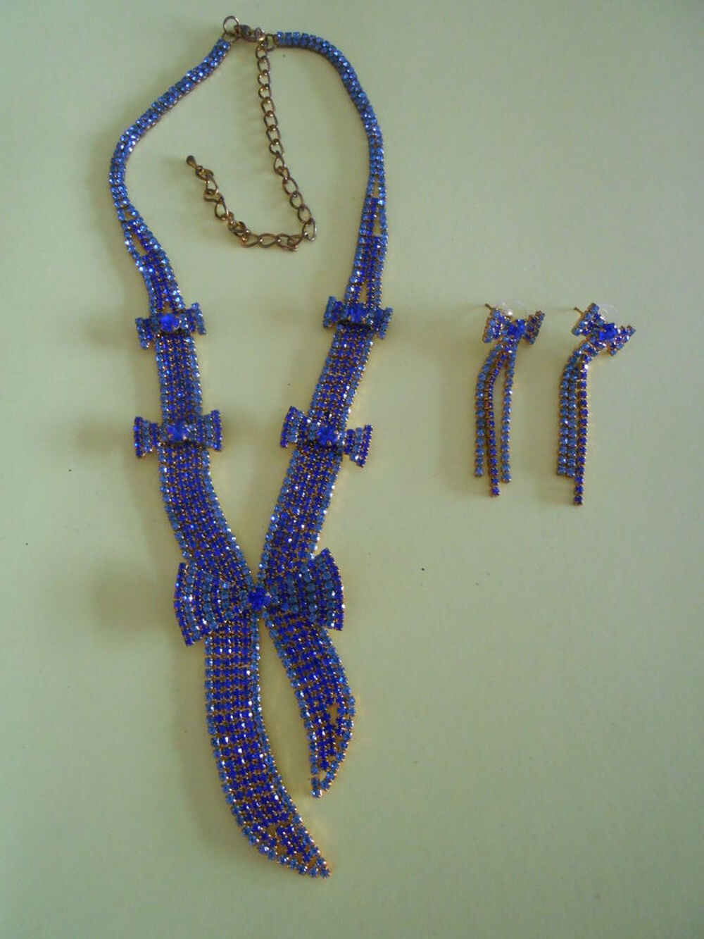 COLLIER MOUSTACHE Bijoux et montres