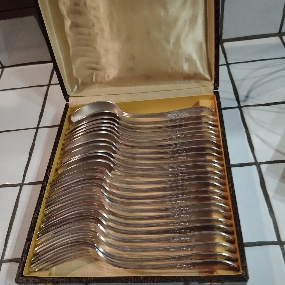 coffret de couverts en metal argent&eacute; Electromnager