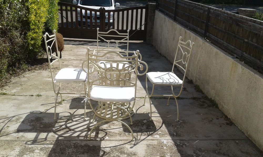 Table en fer forg&eacute; avec 4 chaises Meubles