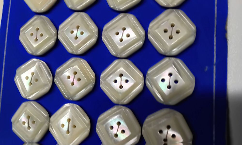 24 boutons mercerie vintage nacre v&eacute;ritable " GRAND CHIC" Maroquinerie