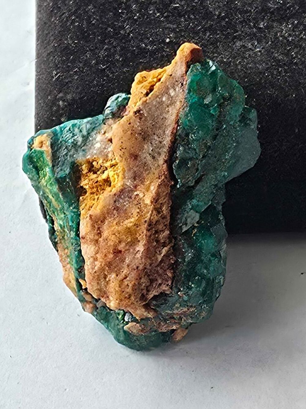 Dioptase brute sur matrice-Vert &eacute;meraude intense-38g 