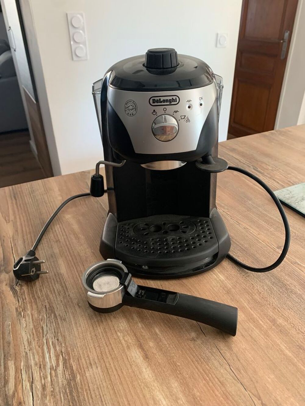 Cafeti&egrave;re machine &agrave; expresso DeLonghi EC221.B Electroménager