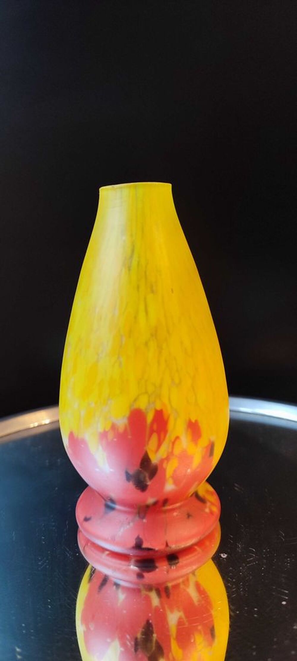 Vase forme galb&eacute;e en pate de verre 