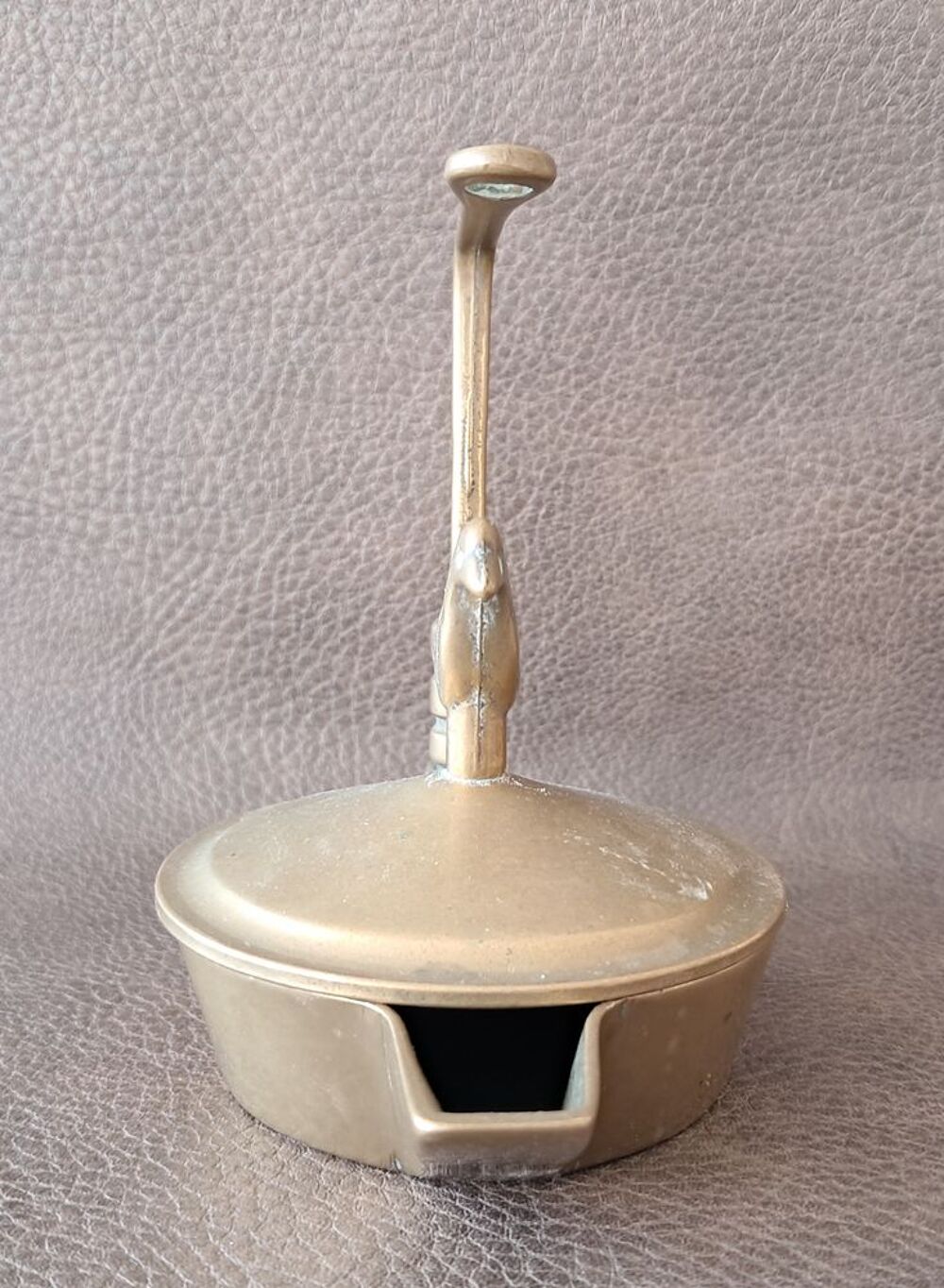 lampe &agrave; huile en laiton surmont&eacute;e d'un oiseau 
Décoration