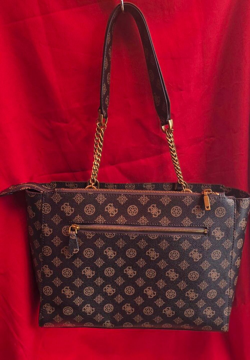 &agrave; € SAISIR SAC GUESS LOGO UTILISE 4 JOURS, COMME NEUF Maroquinerie