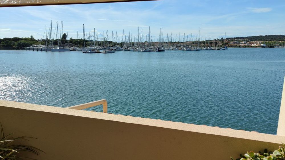 Vente Appartement LE CAP D'AGDE : ÎLE DES PÊCHEURS: Situé face au port, appartement DUPLEX donnant sur le quai, composé de deux niveaux. Le cap d agde
