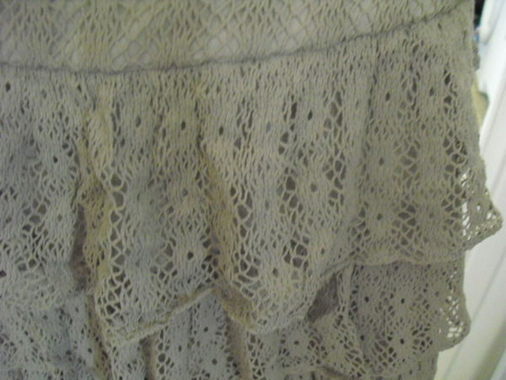 JUPE A VOLANTS TOUT DENTELLES CAMAIEU taupe taille 36/38 Vêtements