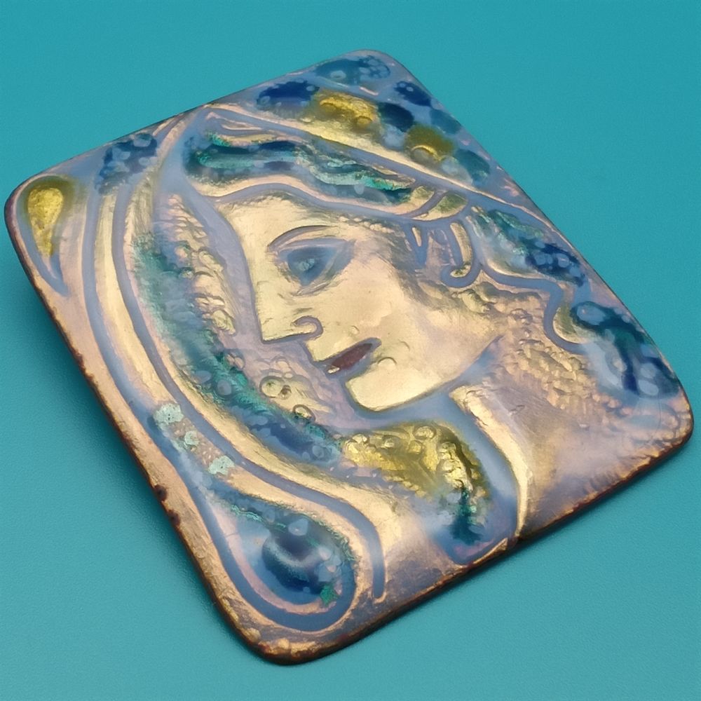 Broche/pendentif portrait femme &eacute;maill&eacute; iridescent Bijoux et montres