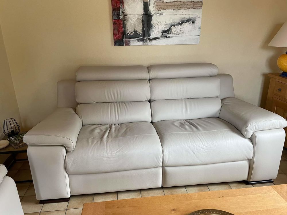 Tr&egrave;s beau Salon cuir. Canap&eacute; et deux fauteuils. Meubles