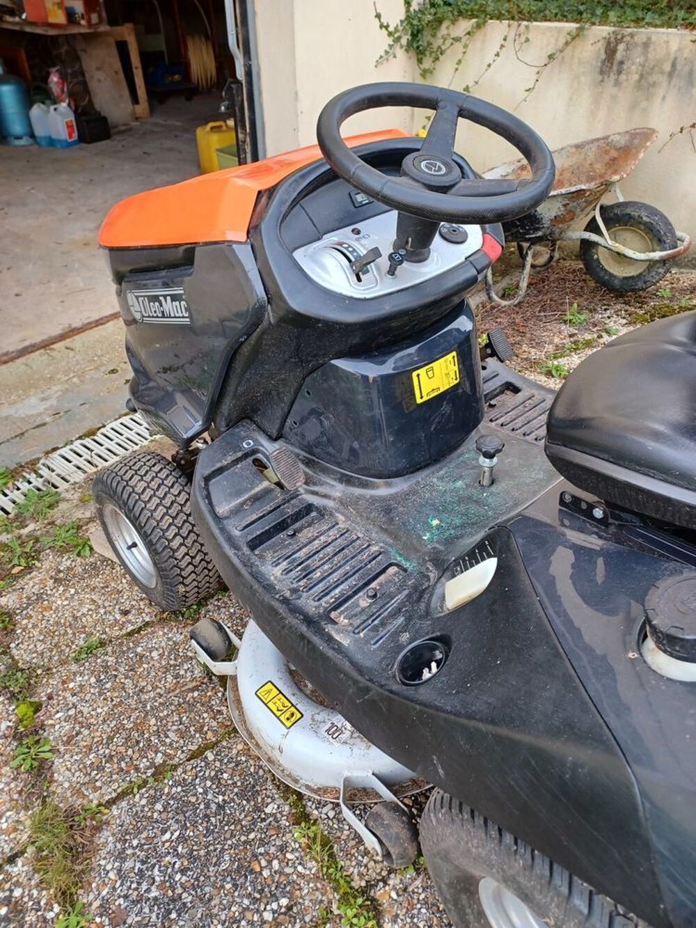 Micro tracteur tondeuse, marque " Oleo Mac ", Jardin