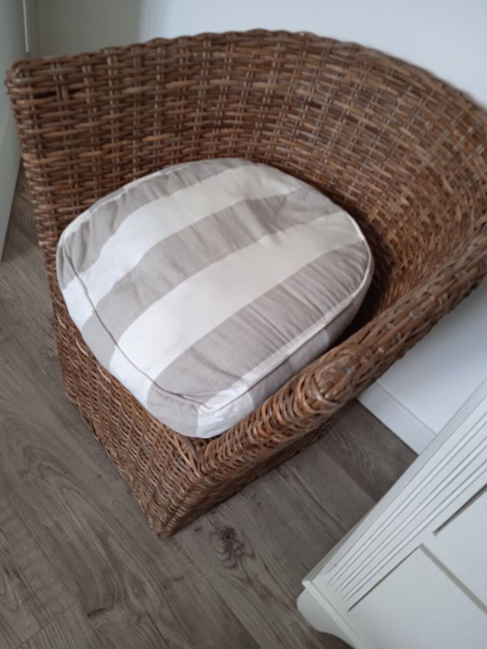  fauteuil osier pied plein avec coussin ray&eacute; beige tr&egrave;s bon Meubles