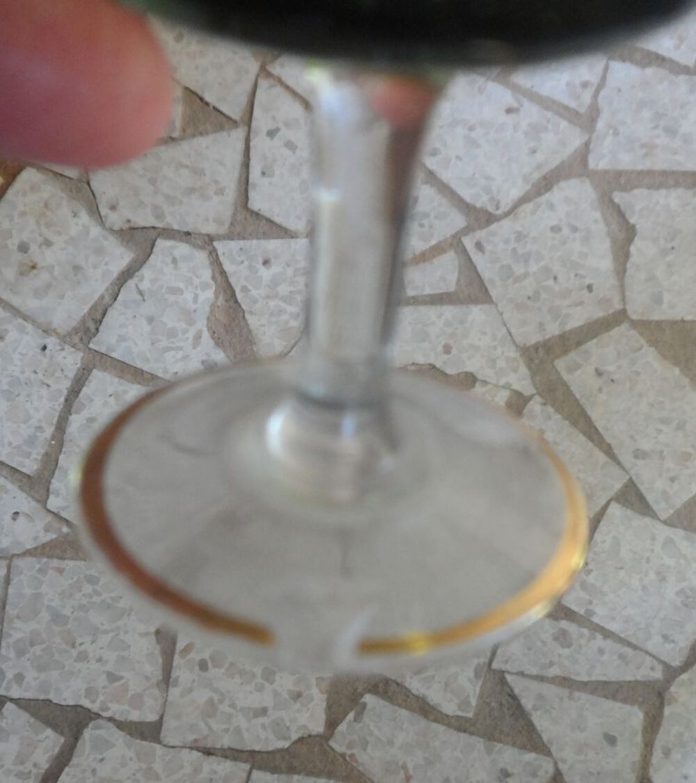 Lot de 6 petits verres divers neufs
dont 1 &eacute;br&eacute;ch&eacute; au pied Décoration