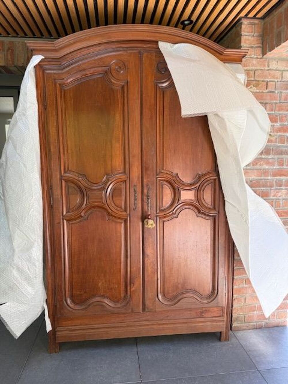 2 Armoires anciennes restaur&eacute;es bois massif + chapiteaux
Meubles