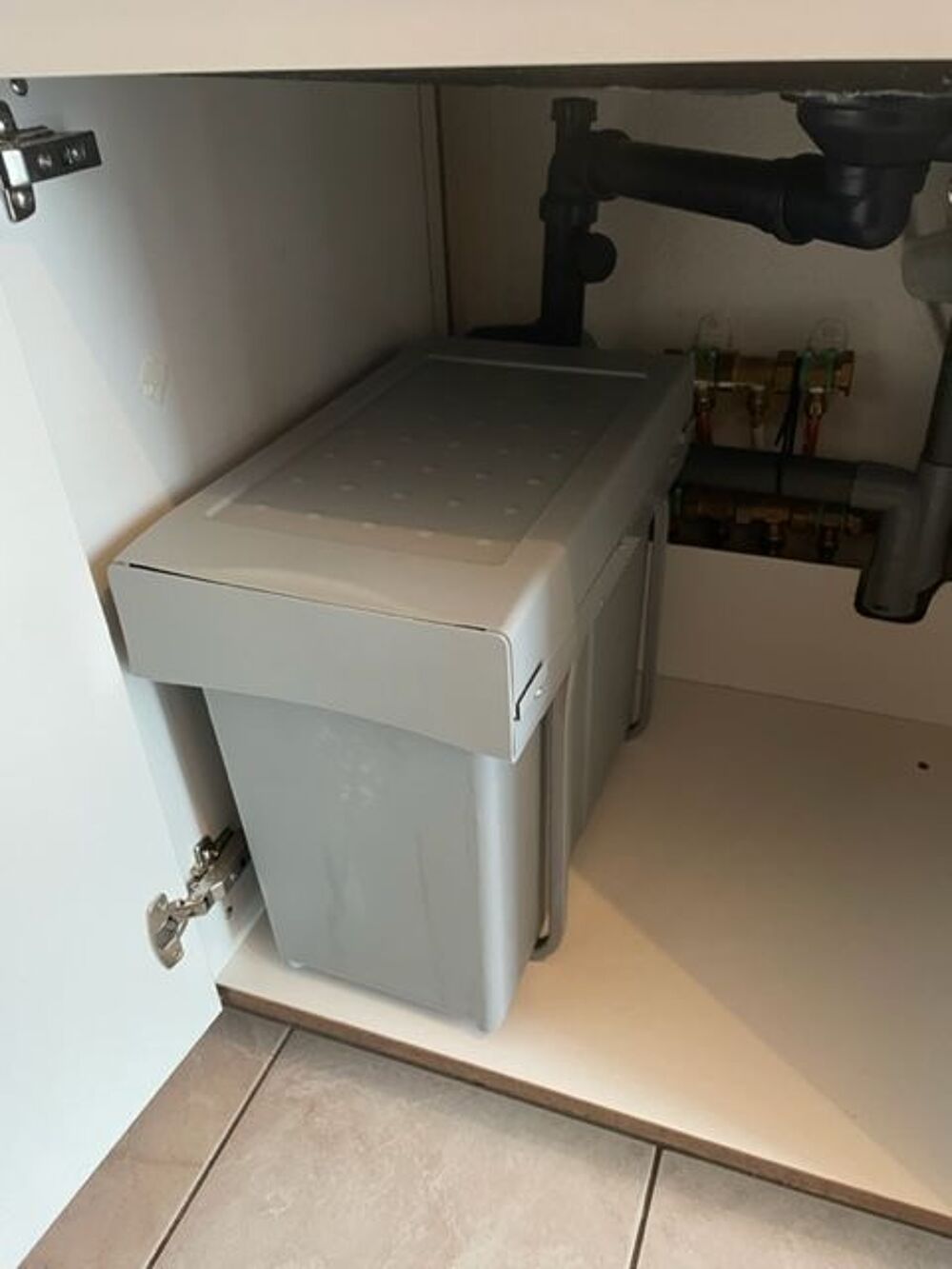 Poubelle de cuisine coulissante, grise, avec couvercle. 30 l Meubles