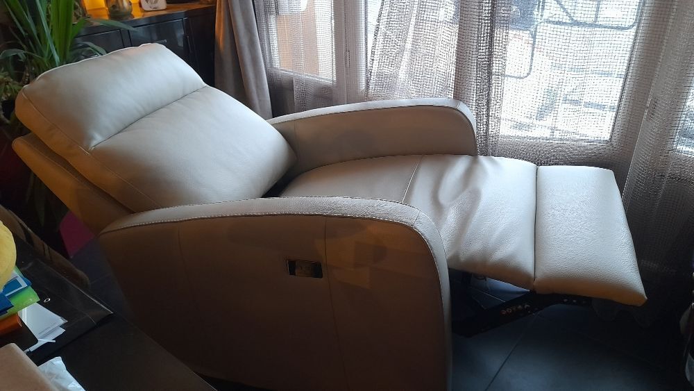 Fauteuil en cuir avec relax &eacute;lectrique. Marque PoltroneSofa Meubles
