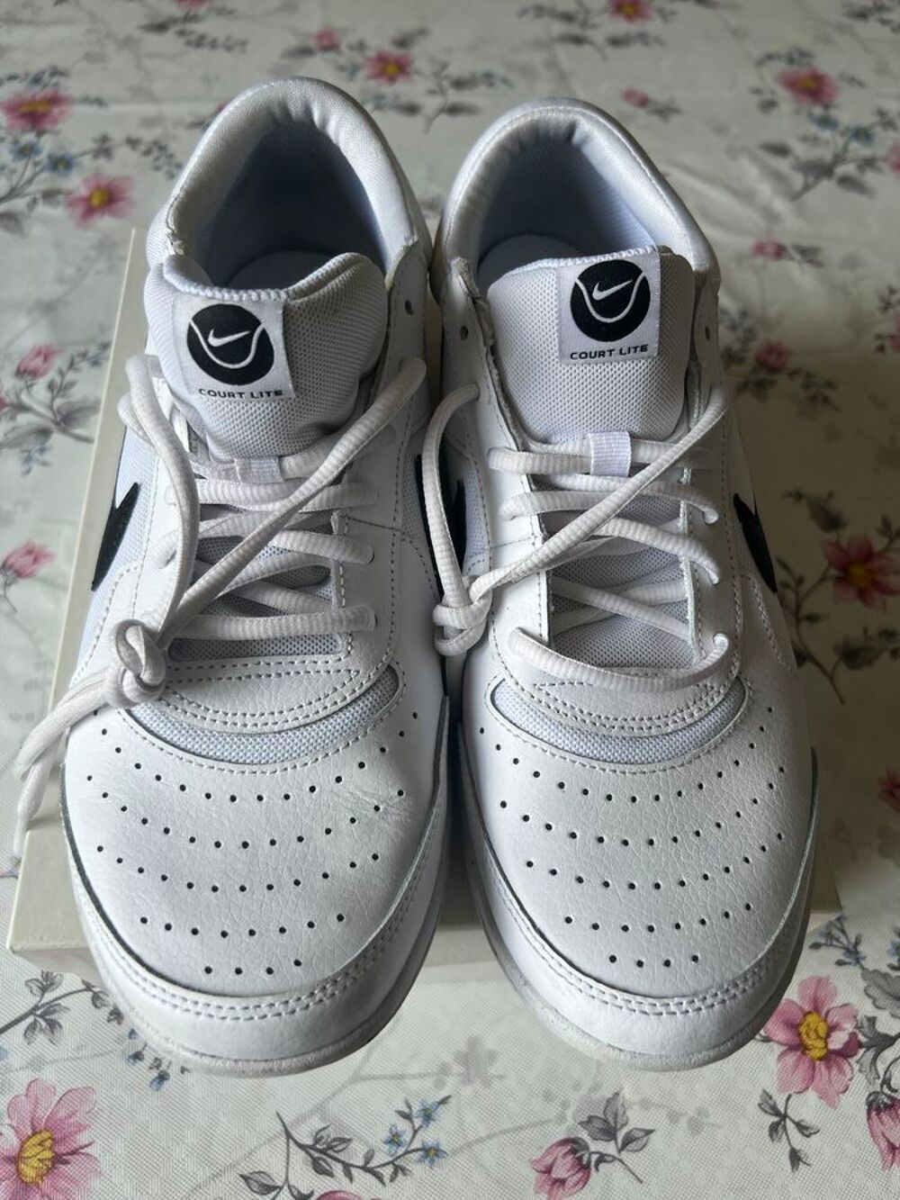 une paire de BASKET BLANCHE taille 42 Chaussures