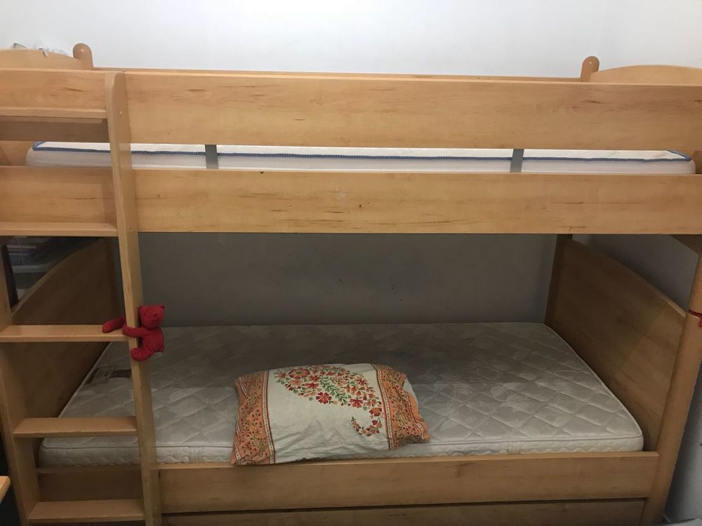 Vends lits superpos&eacute;s avec tiroirs et un bureau en bon &eacute;tat Meubles