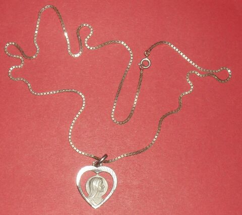 M�daille Vierge dans un c?ur argent� + cha�ne. 20 Montreuil (93)