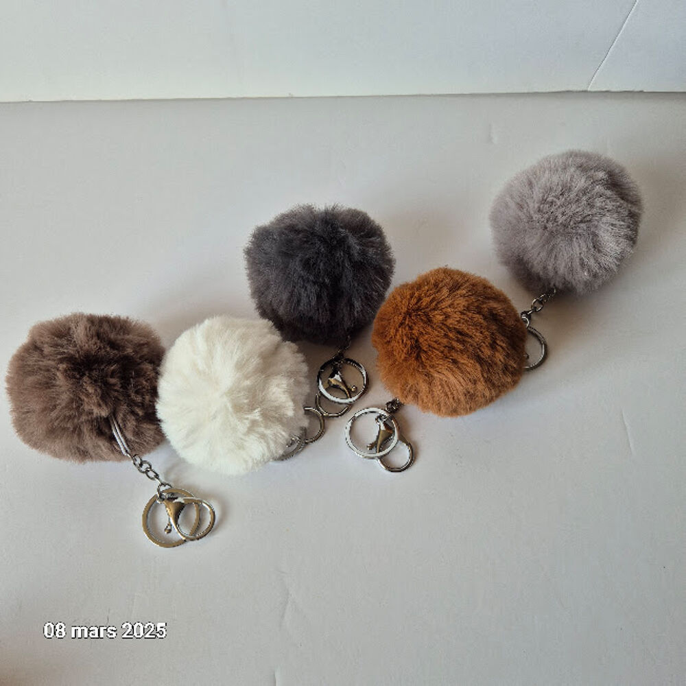 Lot de 5 Porte-cl&eacute;s pompon de couleurs diff&eacute;rentes en fourru Décoration