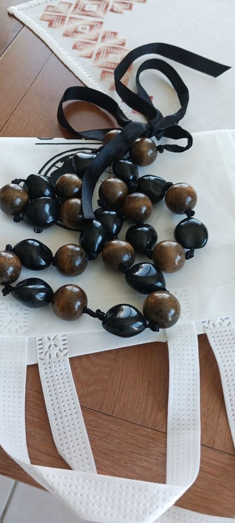 Collier grosses perles en bois Bijoux et montres